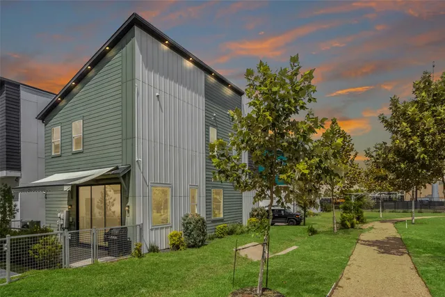 Popular Avondale Square Real Estate