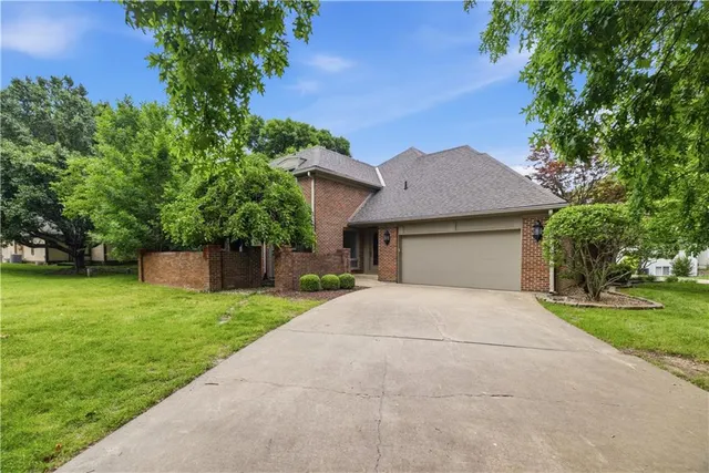 Popular Leawood Country Manor Real Estate