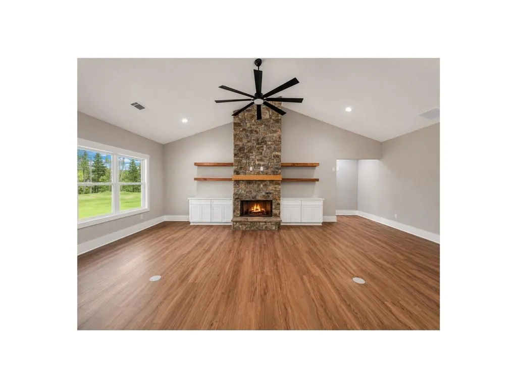Listing Thumbnail Image 13