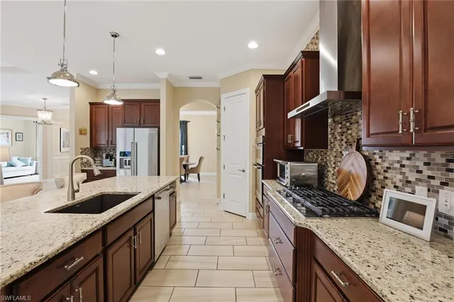 Popular LAMORADA Real Estate