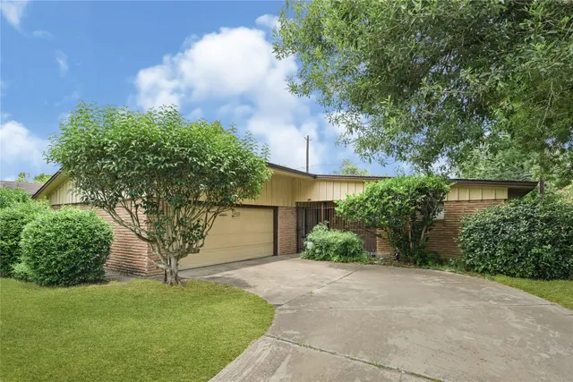 Popular Almeda Manor Real Estate