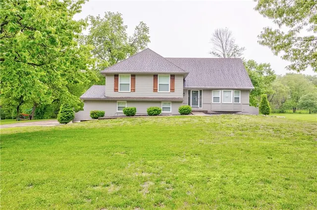 Popular Blue Valley Riding Real Estate