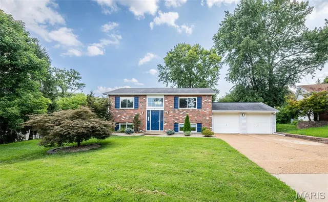 Popular Creve Coeur Meadows Real Estate