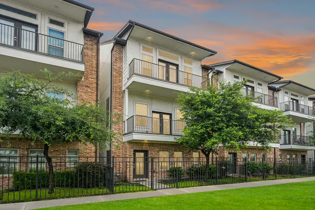 Popular Clark Street Lndg Real Estate