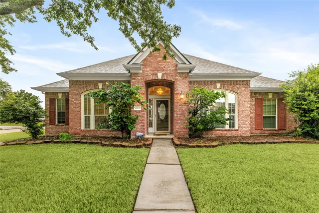 Popular Country Club Cove Real Estate