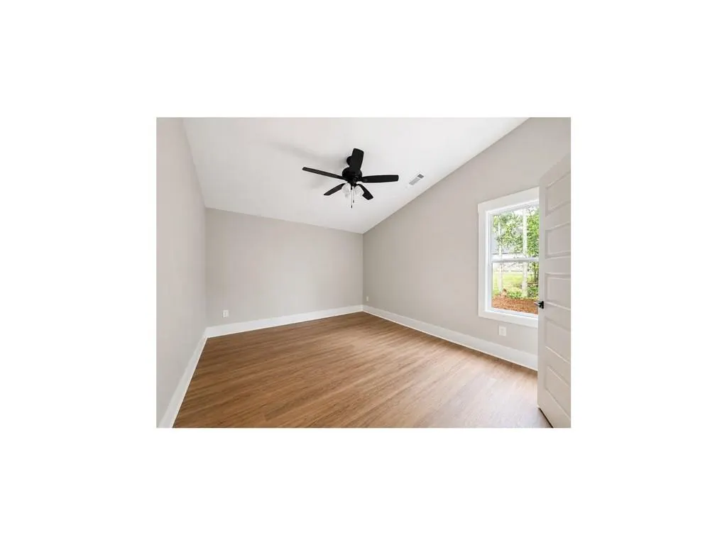 Listing Thumbnail Image 11