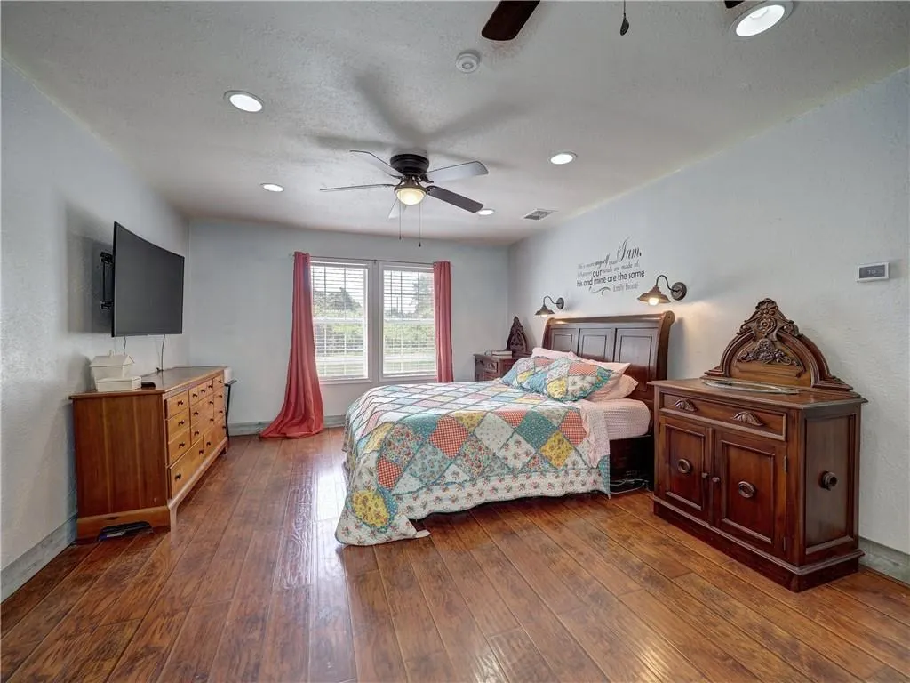 Listing Thumbnail Image 12