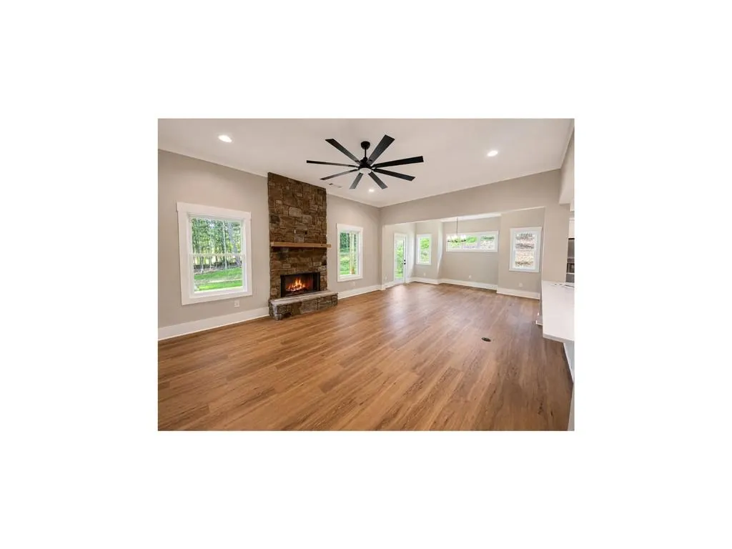 Listing Thumbnail Image 4
