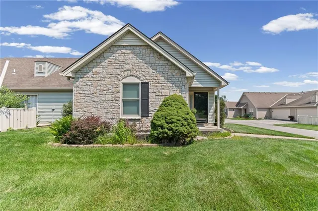 Popular Benson Place Lakeview Real Estate