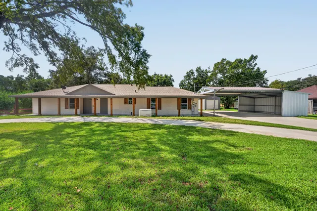 Popular Leaning Oaks Real Estate