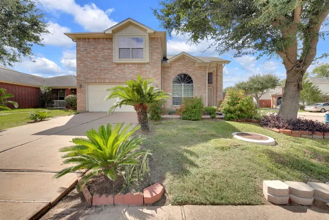 Popular Oak Lake Court Real Estate