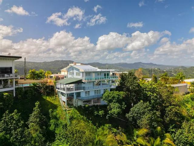 Popular HOLLYWOOD HILLS HOA Real Estate