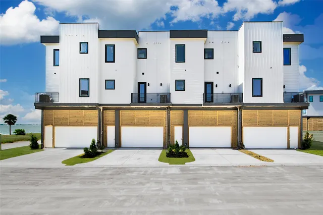 Popular Lago Pointe Real Estate