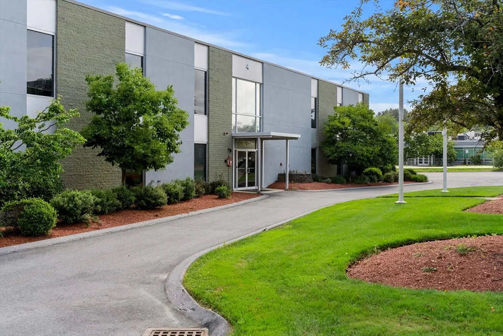 4 Preston Ct, Bedford, MA 01730