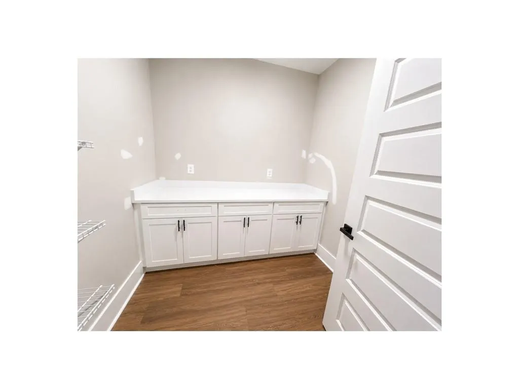 Listing Thumbnail Image 11