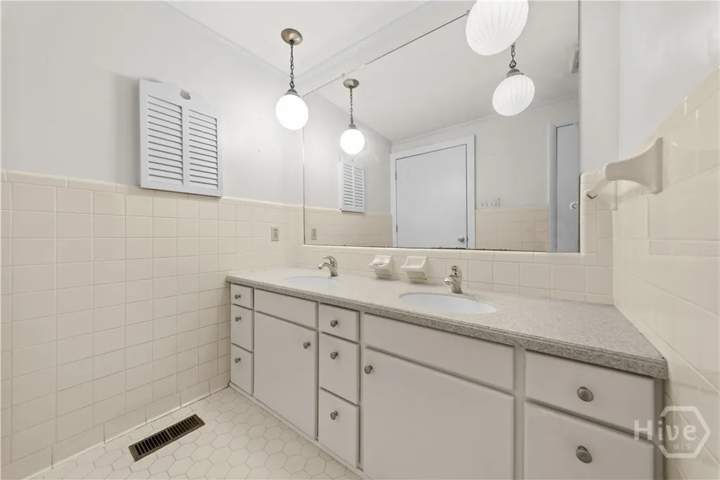 Listing Thumbnail Image 14