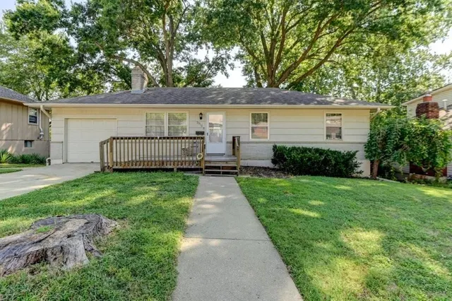 Popular CARRIAGE HILLS Real Estate