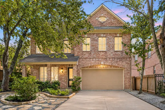 Popular College Court Place Real Estate