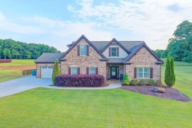 Popular Estates at Brockton Loop Real Estate
