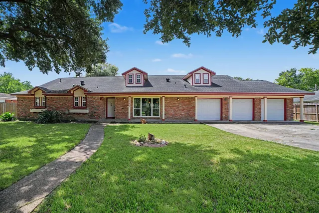 Popular Pasadena Oaks Real Estate