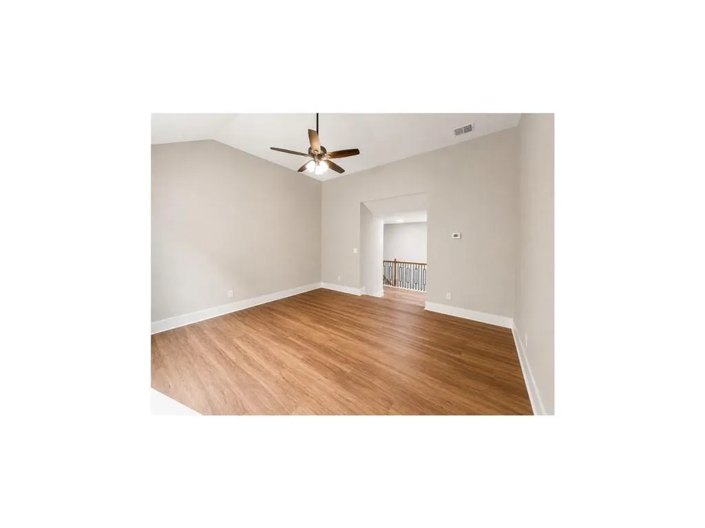 Listing Thumbnail Image 10