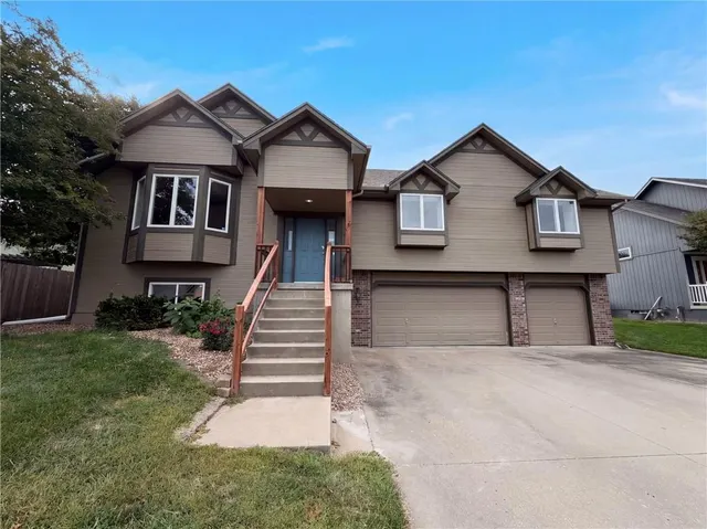 Popular Lakeshore Place Real Estate