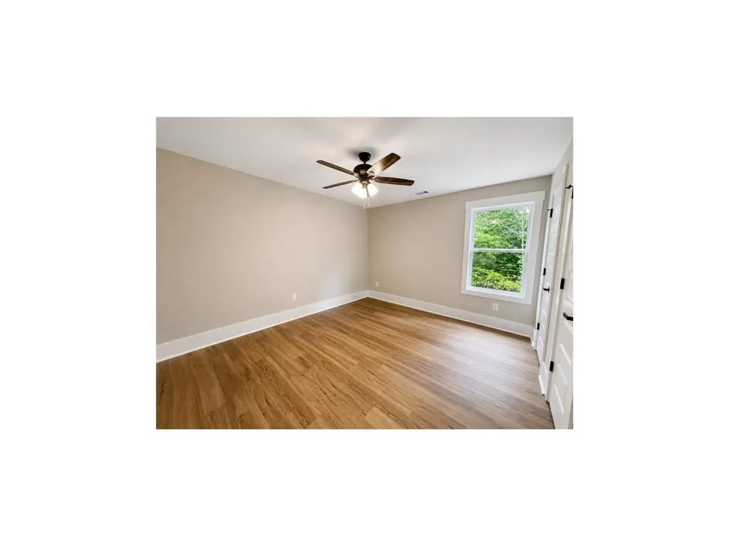 Listing Thumbnail Image 13