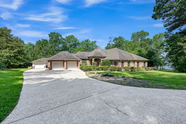 Expensive Lakeview Manor Real Estate