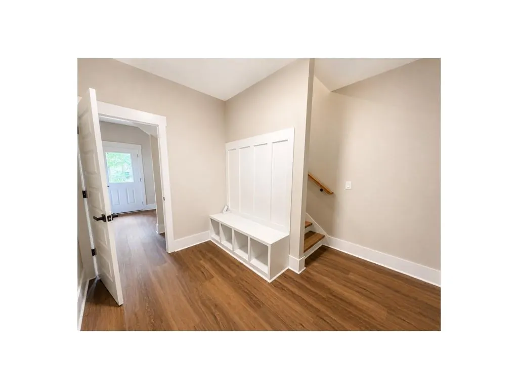 Listing Thumbnail Image 29