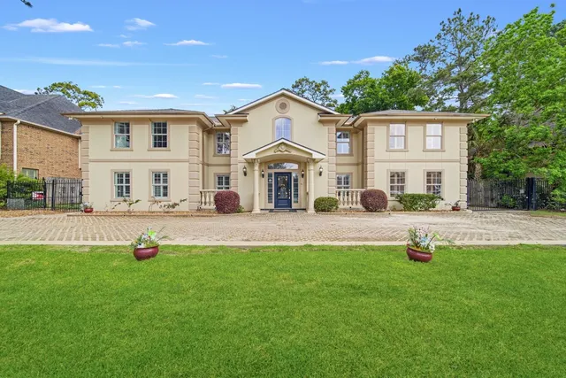 Popular Marian Oaks Real Estate