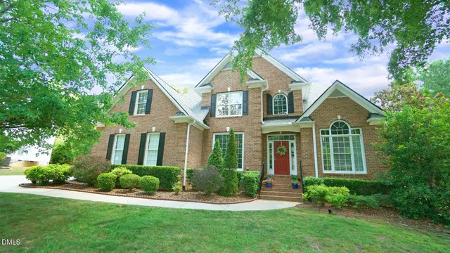 Popular Lochnora Real Estate