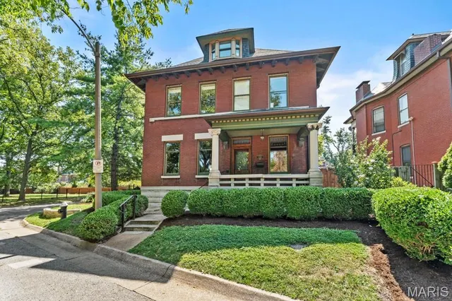 Popular Roe Place Real Estate