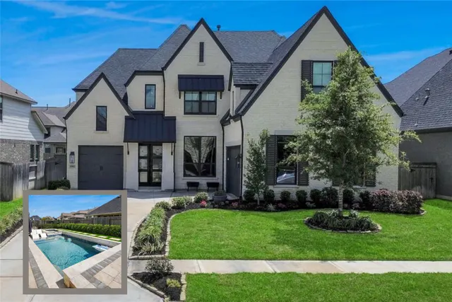 Expensive Sienna Sec 18 Real Estate