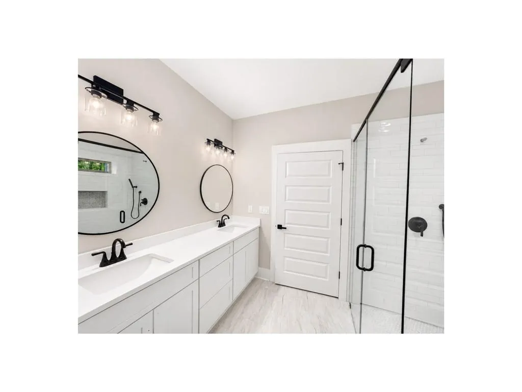 Listing Thumbnail Image 28