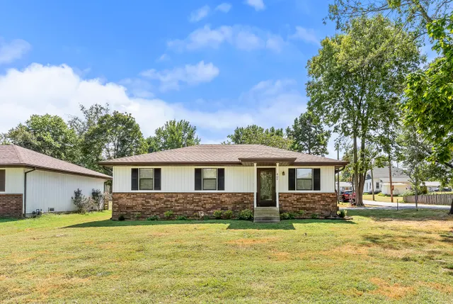 Popular Village of Nixa Real Estate