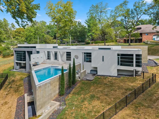Expensive Southern Hills of Springfield Real Estate
