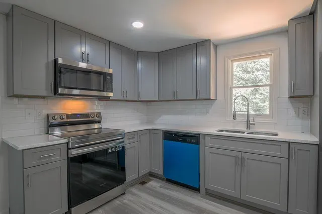 Popular LYNDALE ESTATES SUB UNIT 2 Real Estate
