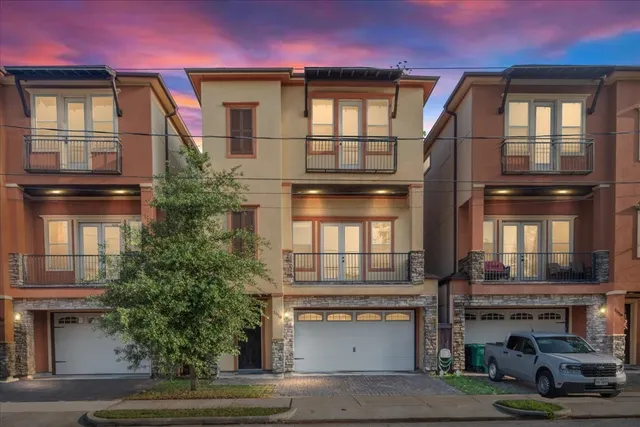 Popular Amundsen Manor Real Estate