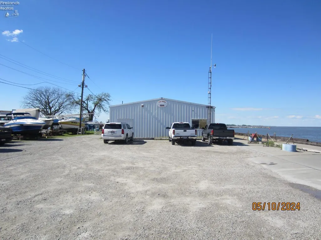 803 Shoreline Dr, Sandusky, OH 44870