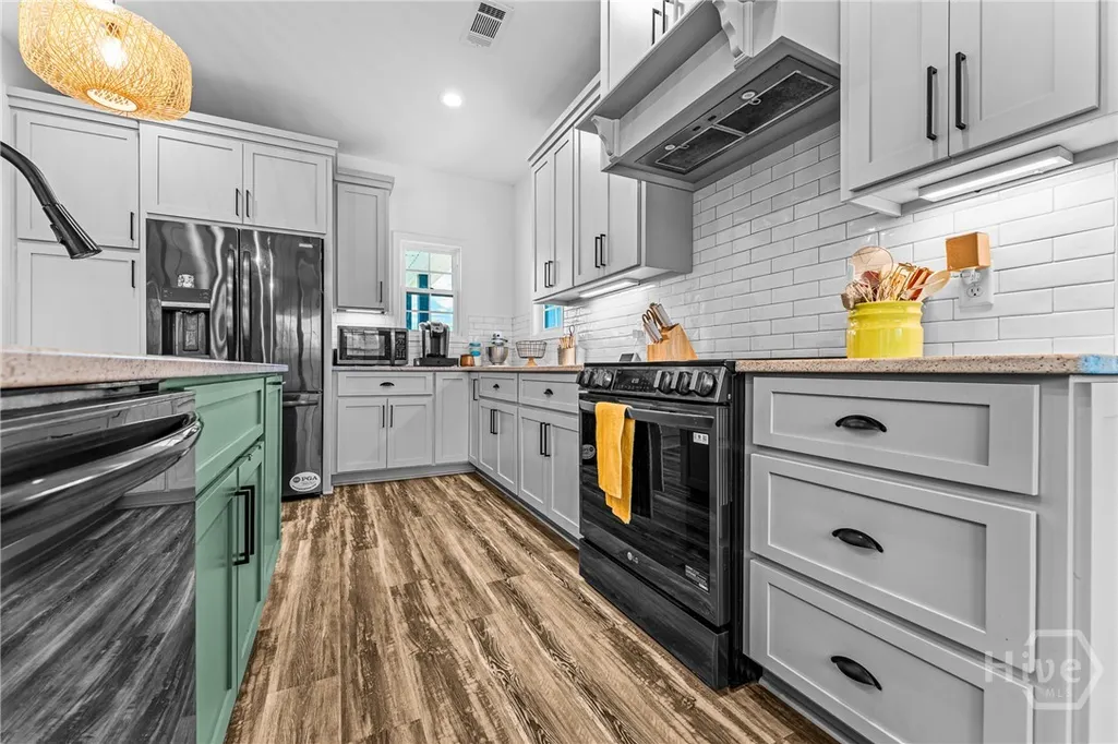 Listing Thumbnail Image 16