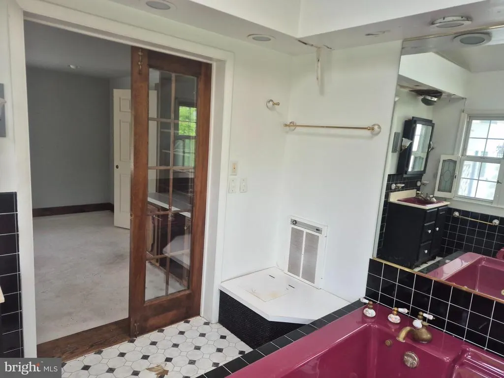 Listing Thumbnail Image 18