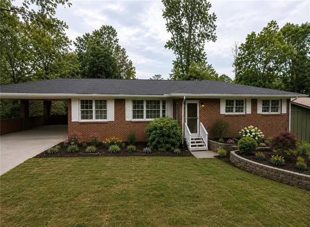 Popular Pine View Manor Real Estate