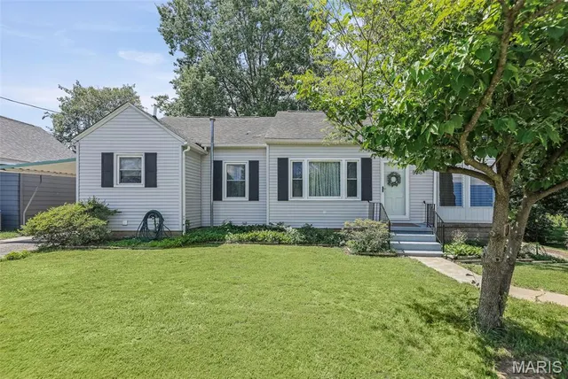 Popular Pinckneyville Real Estate