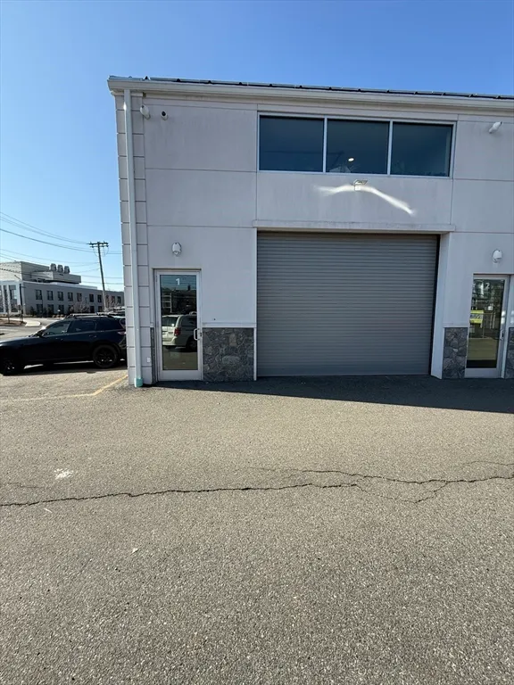586 Watertown St, Watertown, MA 02472