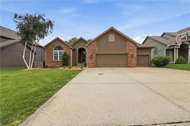 Cheap Benson Place Woodchase Real Estate
