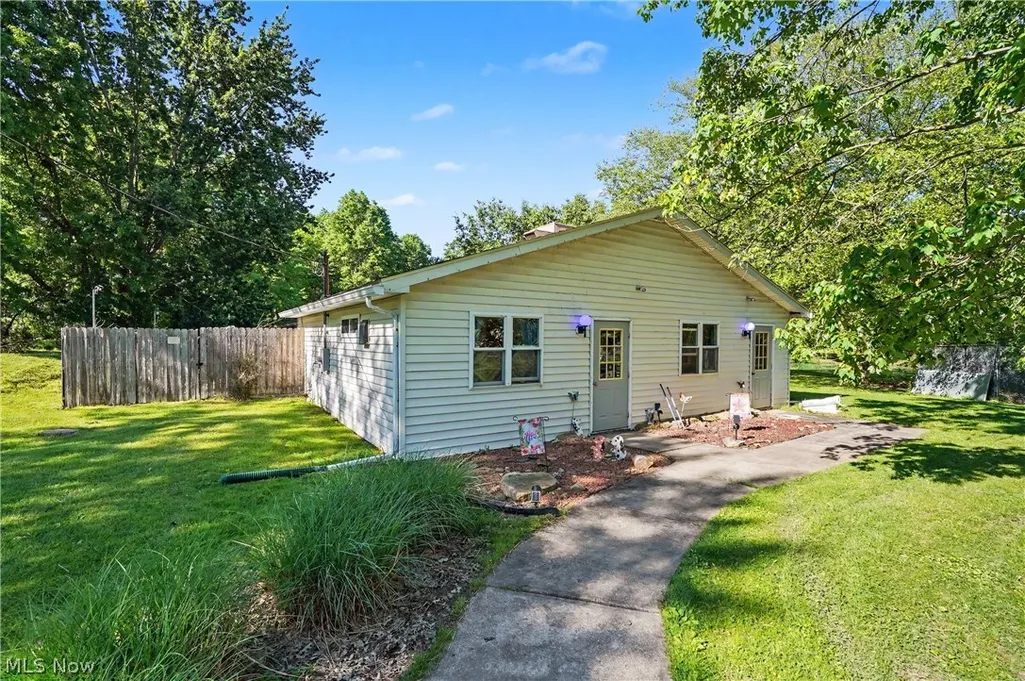 4250 Herr Fieldhouse Rd, Southington, OH 44470