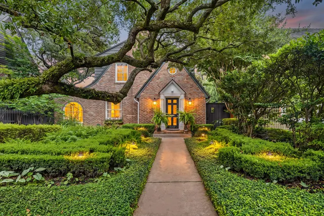 Popular Avalon Place Real Estate