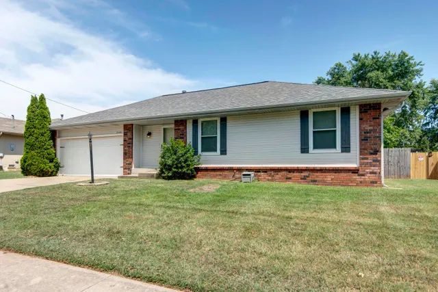 Popular Fairway Place Real Estate