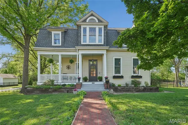 Popular Webster Groves Real Estate