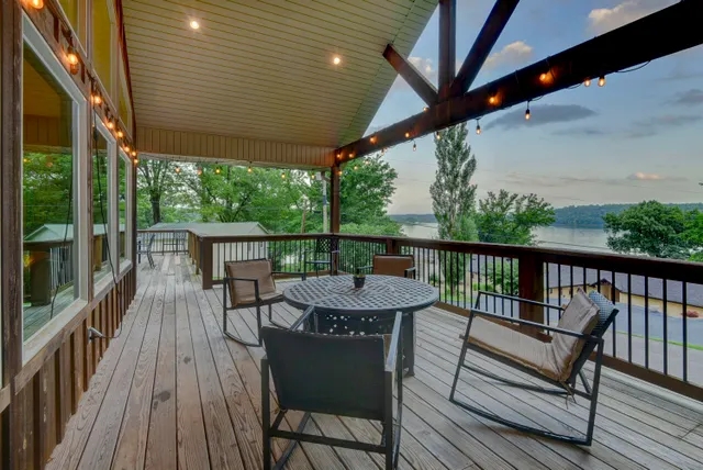 Popular Riverside Park Real Estate